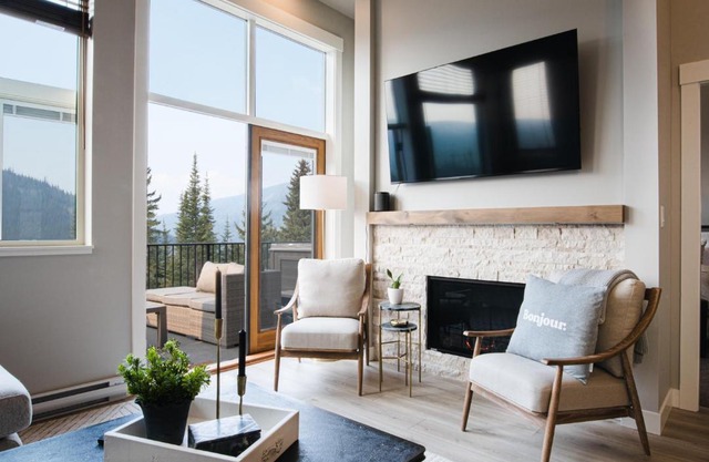 New! Luxury, Top Floor, Ski in/Ski Out, Private Hot Tub and Mountain Views