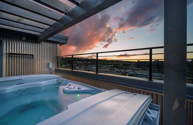 New Luxury Villa 103 /Rooftop Hot Tub & Lounge /Views /Best Price- $500 FREE Activities Daily