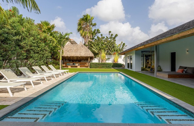 New Luxury Villa 5 Minutes to the Beach and Restaurants/Shops