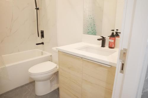 New Luxury Walkout Suite Near University