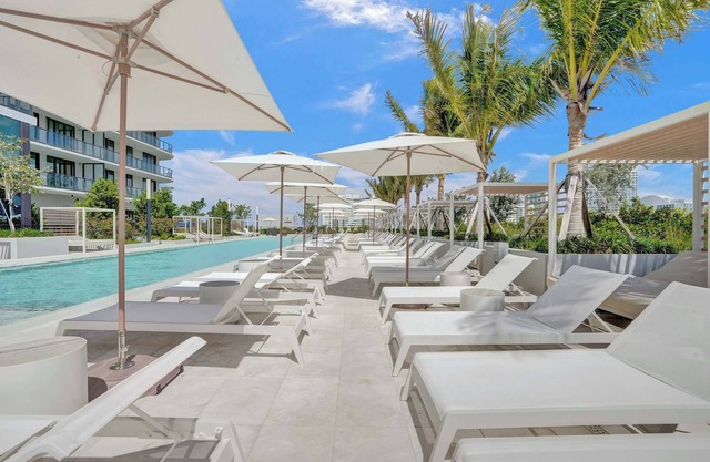 NEW Modern 1BR Miami Beach Condo w/Pool & Gym