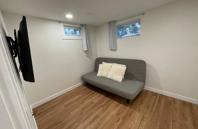 New Modern 2 Bed Suite - Steps From West Edm Mall