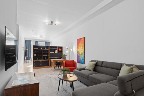 New Modern 2bdr Apartment in Little Italy