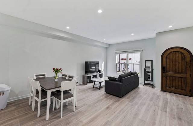 New Modern 3B/3.5B Townhome with Private Parking in Pasadena