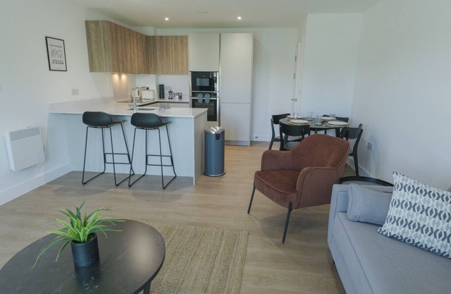 NEW Modern Apt Near Airport with Private Parking