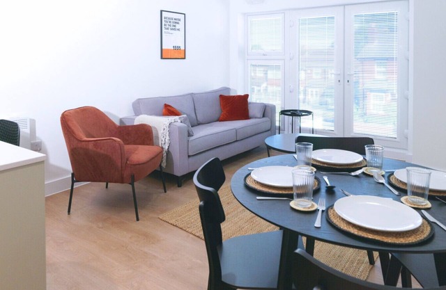 NEW Modern Apt Near Airport - Private Parking