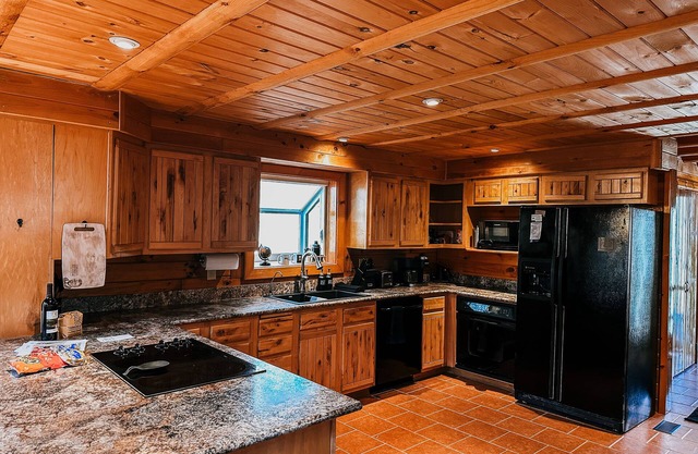 New! Modern Cabin w/Hot Tub