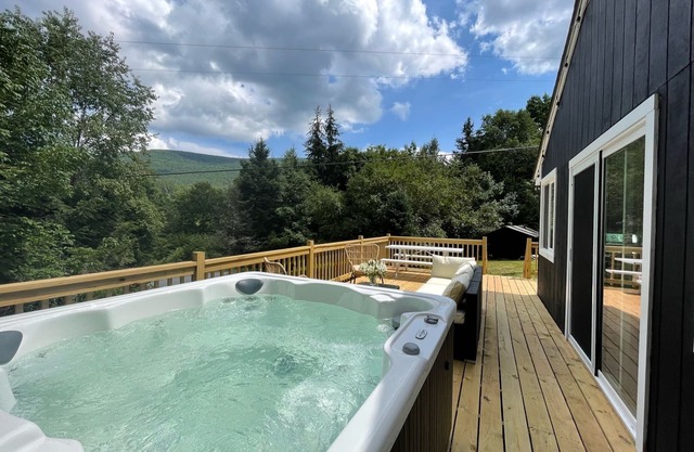 NEW Modern Catskills Cabin w/HOT TUB & views