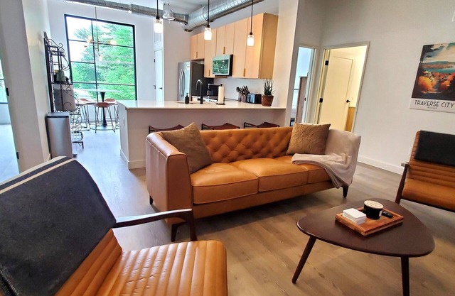 NEW Modern Condo, King Beds, Rooftop Hot Tubs, Near Downtown, Quiet!