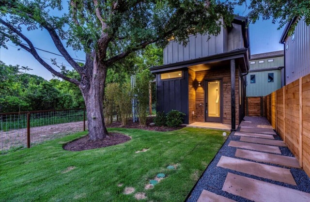 New Modern home - East ATX Gem and 5 Mins to DT