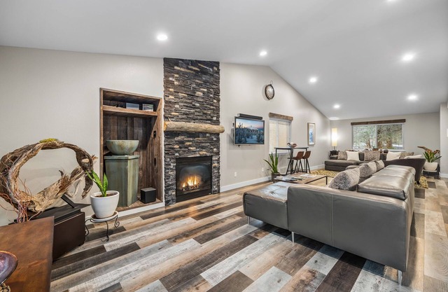 New! Modern Home ~ Hot Tub ~ Close to Old Mill & Trails!