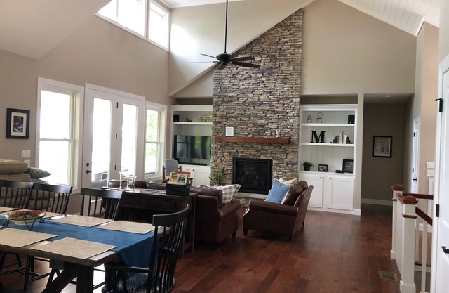 New Modern Lake View Home - Gorgeous Deck, Gorgeous Views!