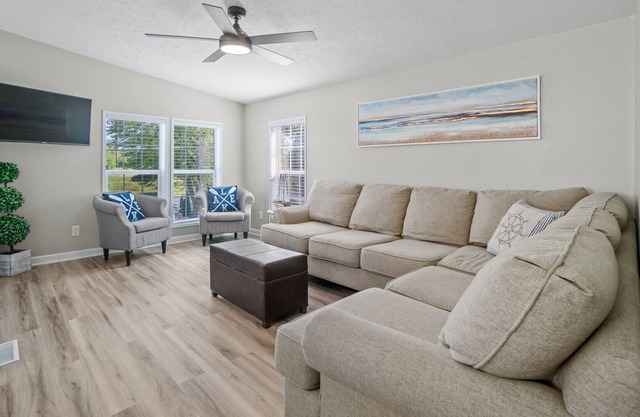 New! Modern Lakehouse Getaway 2BR w/Dock Slip