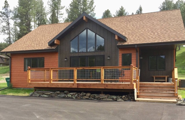 New Modern Lodge! Central Black Hills, 4 bdrms/2 baths - 15 min. to Mt. Rushmore