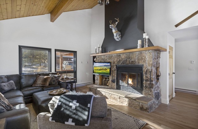 New Modern Renovation - Hot Tub, Huge Deck, Mountain Views, Fast Wifi & More!