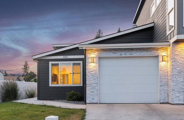 New Modern Townhome- downtown CDA-minutes to waterfront, restaurants, and shops!