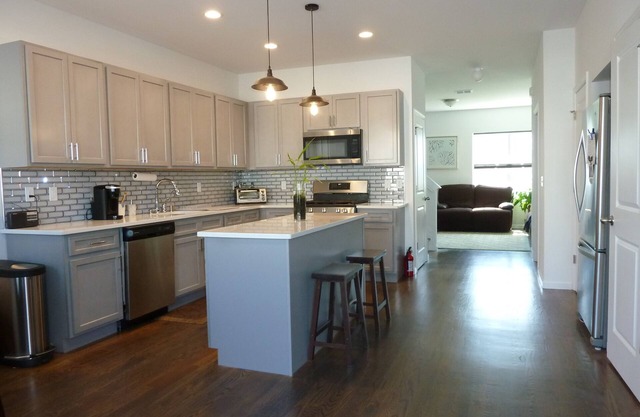 New Modern Townhome Near Beach With King Beds