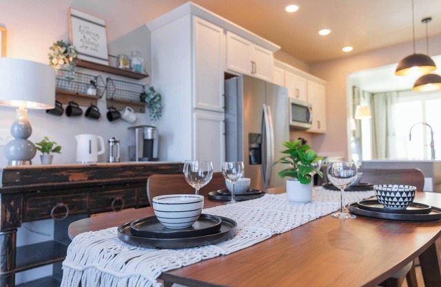 New modern Townhome with Hot Tub