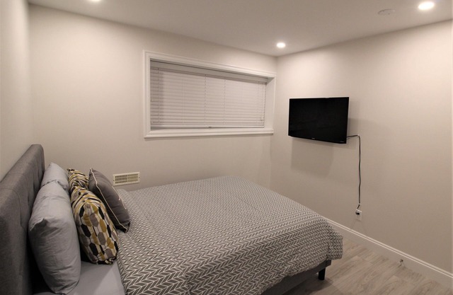 NEW Modern Van 1BR Suite~Close to Skytrain&Airport