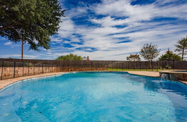 NEW! Moonlight Manor- Pool & Hot Tub- Just minutes from Downtown Waco
