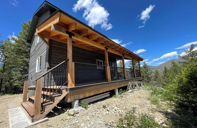 New Mountain Cabin perfect for outdoor enthusiasts- hiking, fishing, relaxing!