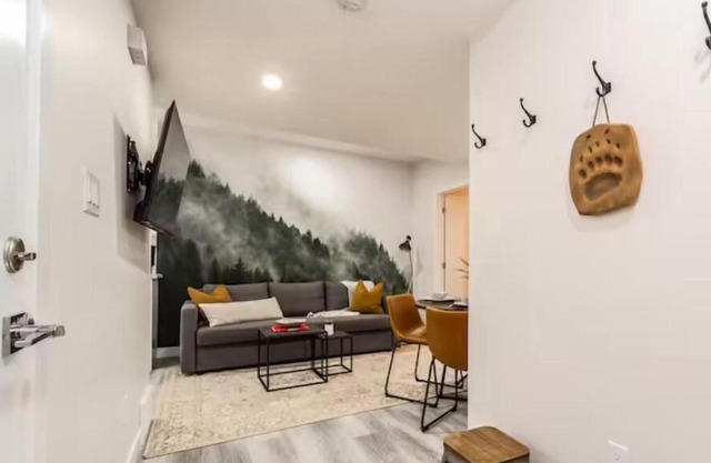 NEW - Mountain Chic Escape - Whyte Ave - Netflix - Clean!n