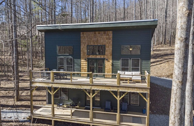 NEW Mountain Modern Hideaway! - Walk to Disc Golf