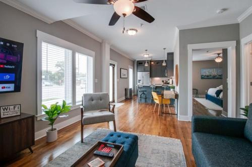 New Nashville Condo with 2 King beds walk to bars