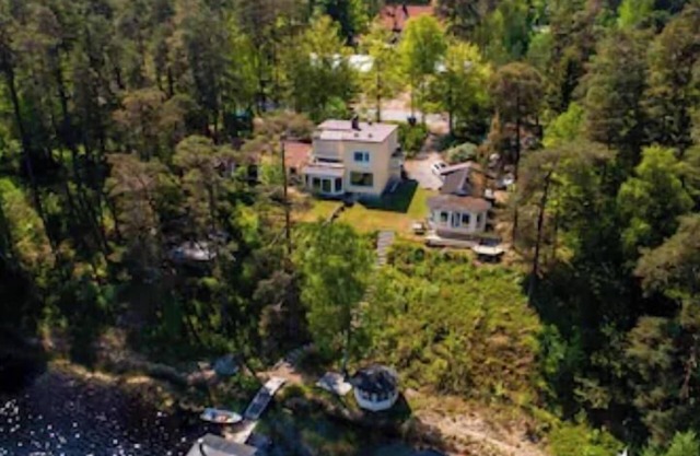 New object - House with fantastic view and direct access to the lake and boat.