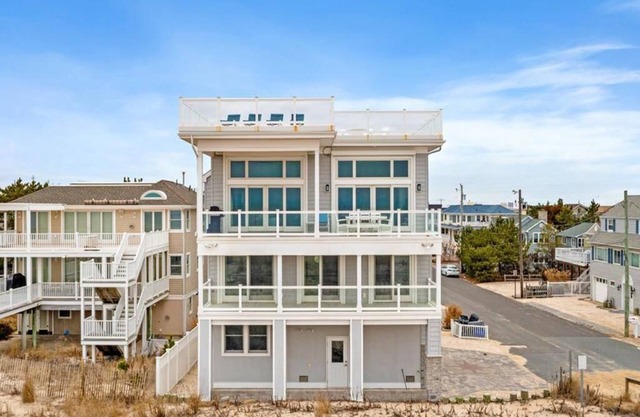 New Oceanfront in Peahala Park . Sleeps 11 .