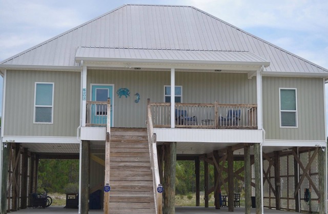 New on market - Dauphin Dream- Private beach & pool 3 minute walk away