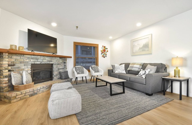 New on market - Premier Condo in Park City - Walk to PCMR, Main St & Shopping