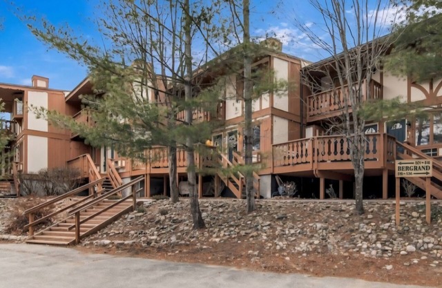 NEW on the market 2 bedroom, 2 full baths, sleeps 8