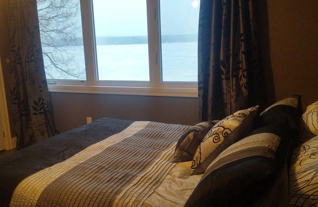New open/modern waterfront home/cottage now with Fibre Internet