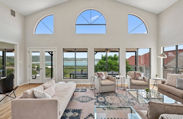 NEW 'Overlook Oasis'- Minutes to Lake Travis! 5BR Luxurious Home - Lake Views! Amazing Kitchen!