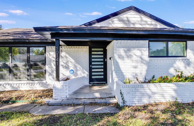 NEW! Peaceful and Modern Getaway Near Key Attractions!