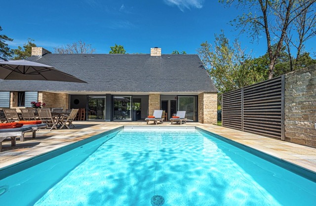 NEW Peaceful Haven : big villa, private heated pool and beach just steps away