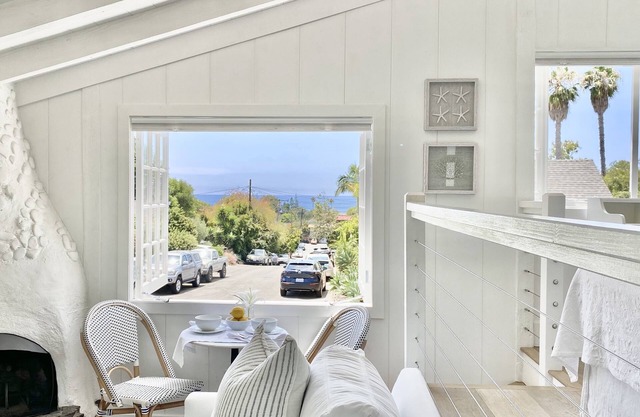 New! Prime Laguna Village location, Ocean View, Modern Coastal Cottage Studio