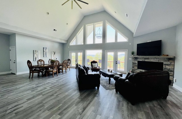 New! Private 5BR 5,000 SqFt Lake House on 7 Acres