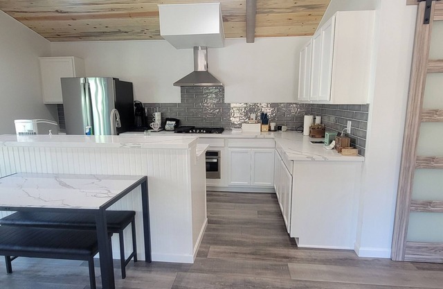 New Private and Quiet studio with AC and WiFi in wonderful Roseville