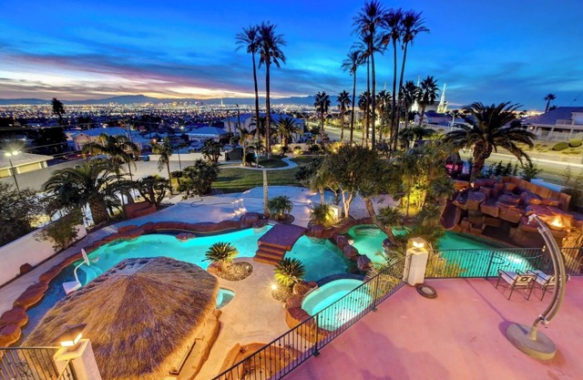 NEW: Private Resort-Style! Waterslide, Tiki, Sports Court, City Views ⭐️⭐️⭐️⭐️⭐️