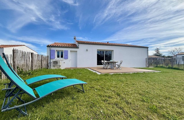 New Quiet House, Sleeps 4, Close to Beach and Shops