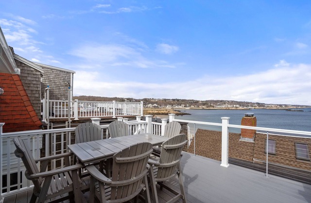 NEW Rare Waterfront Luxury Penthouse Bearskin Neck