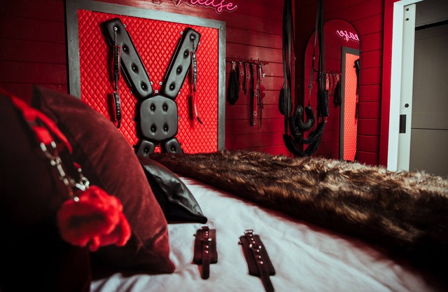 NEW! RedRoom ~ Strip Lounge, Hot-Tub Love Retreat
