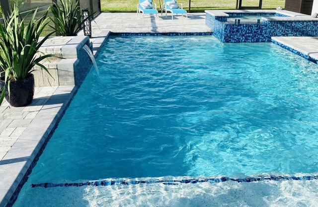 New: Relaxing Saltwater Pool & Spa, quiet neighborhood. May- Sept Discounts
