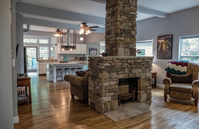 new remodel w/a hot tub, 1 mile from market st bridge,private backyard and deck