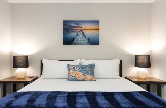🌴🏠🌴New Remodeled Spacious 4Bedrooms+Office King Suite 5Tvs Games Garage Parking