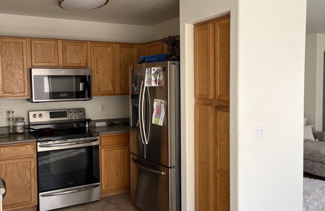 NEW RENTAL AVAILABLE NOW, 15 mins from STADIUMS ! Cell 6024764702