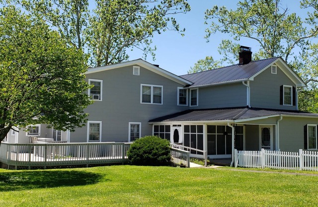 New River Gorge Bridge 8 Bedrooms, Hot Tub, and Private, Heated Pool 18' x 34'