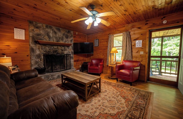 New River Gorge Cabin, hot tub and fireplace at the best area prices